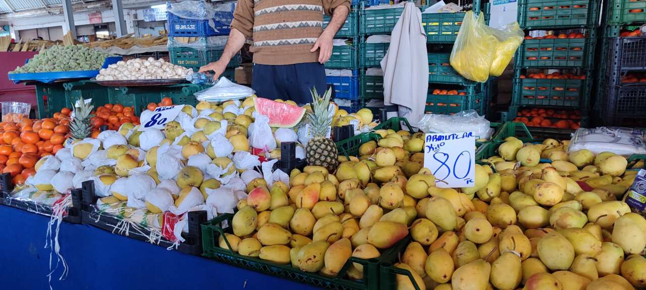 Menteşe Perşembe Pazarında Fiyatlar Cep Yakıyor: Sarımsak 350 TL ile Zirvede 12